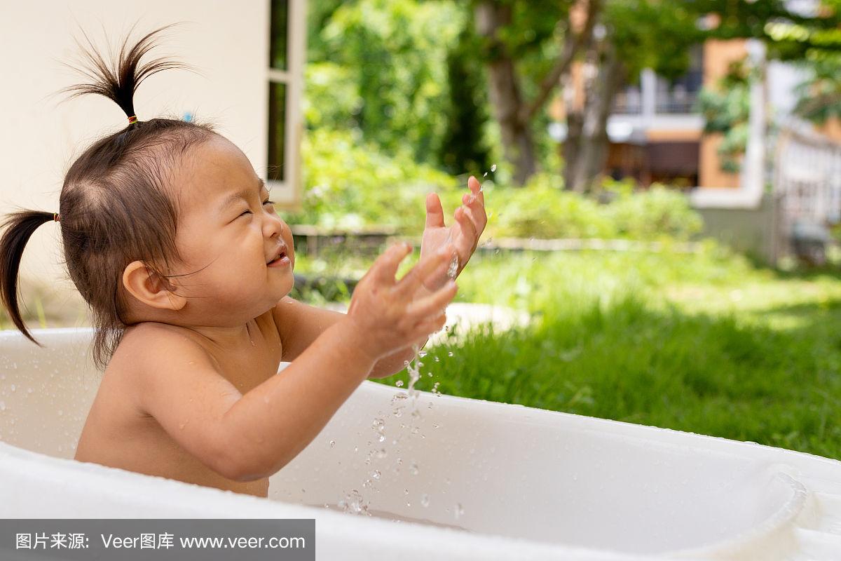 可爱小女孩洗澡瞬间,可爱小女孩洗澡瞬间🚿 甜蜜温馨的小日常