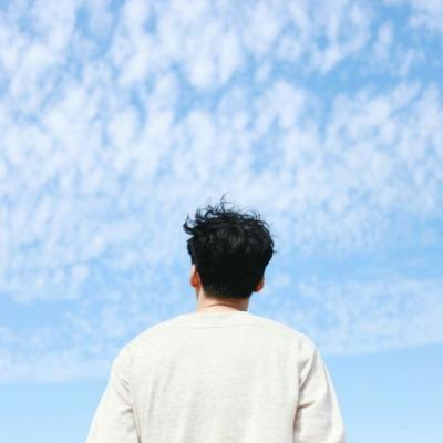 科技新品引领潮流的动漫男头背影，体验未来生活新纪元之美