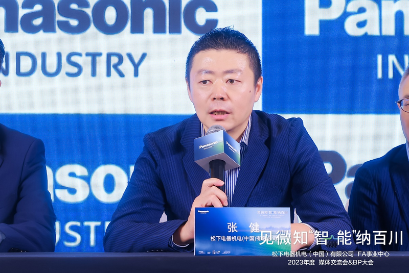 张健引领科技新纪元，高科技产品震撼登场！